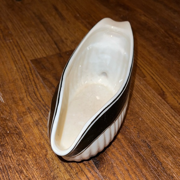 The Main Ingredients 10" Ribbed White with Black Trim Stoneware Gravy Boat - Picture 6 of 11